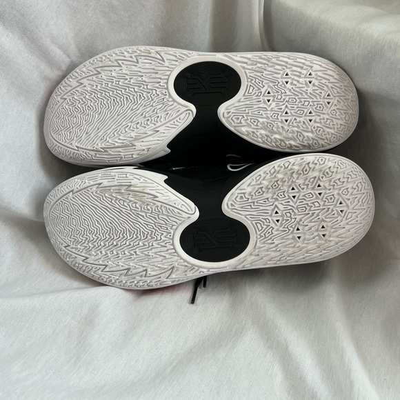 Nike Kyrie 5 Low Basketball Black and White Chile-Red Athletic Shoes - Picture 7 of 9